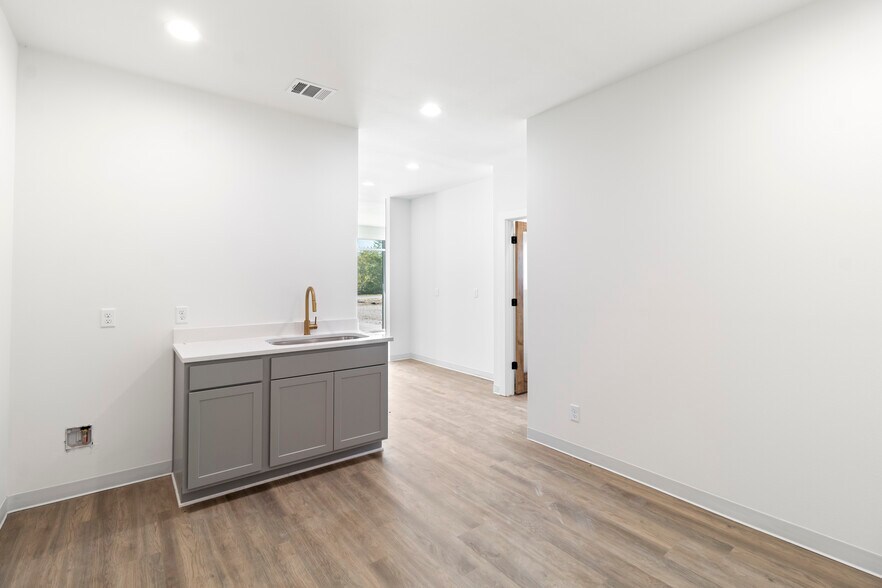 More Photos Of 4133 Ashley Ln, College Station Warehouse For Lease