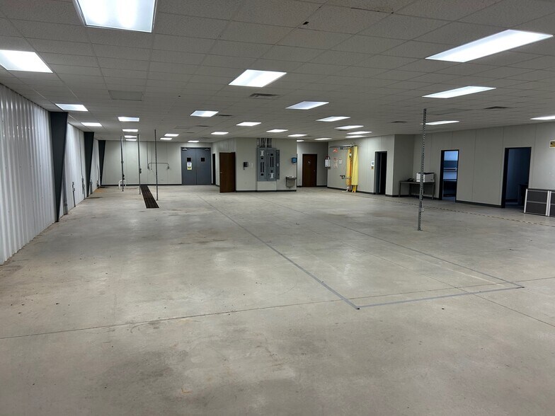 More Photos Of 7118 N Hwy 81, Duncan Unknown For Lease