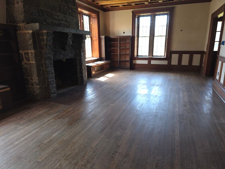 More Photos Of 328 Buckmarsh St, Berryville Flex For Sale