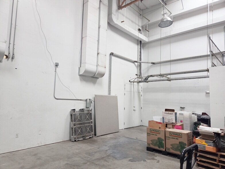 More Photos Of 1929 W Lone Cactus Dr, Phoenix Light Distribution For Sale