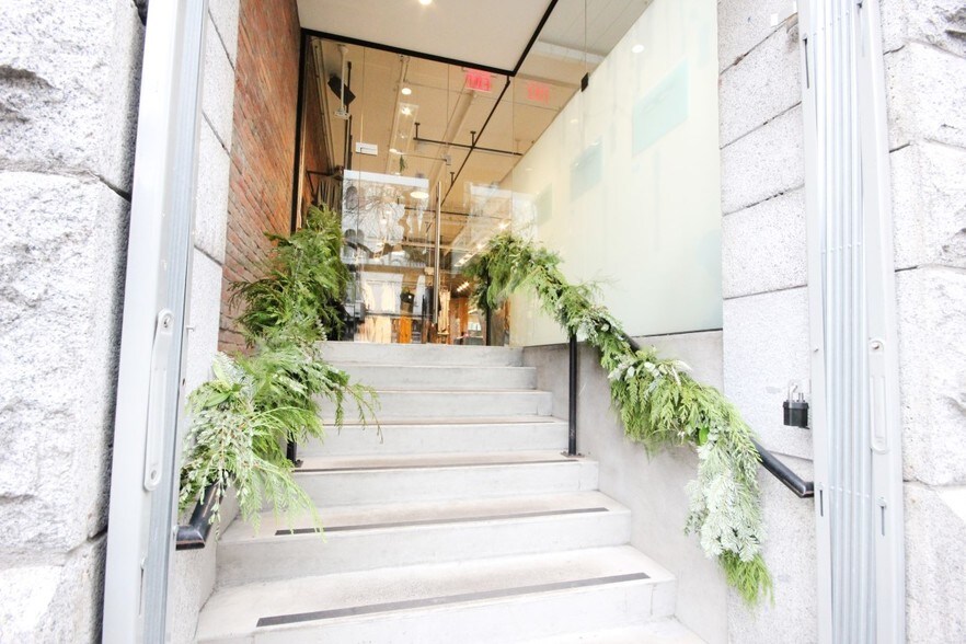 More Photos Of 40 Powell St, Vancouver Apartments For Lease