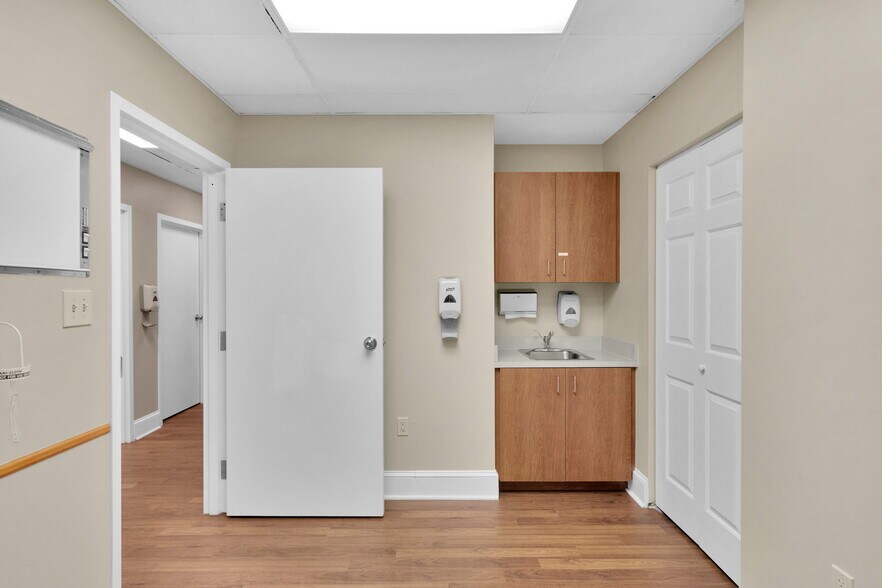 More Photos Of 1201-1203 Colonial Commons Ct, Lancaster Medical For Lease