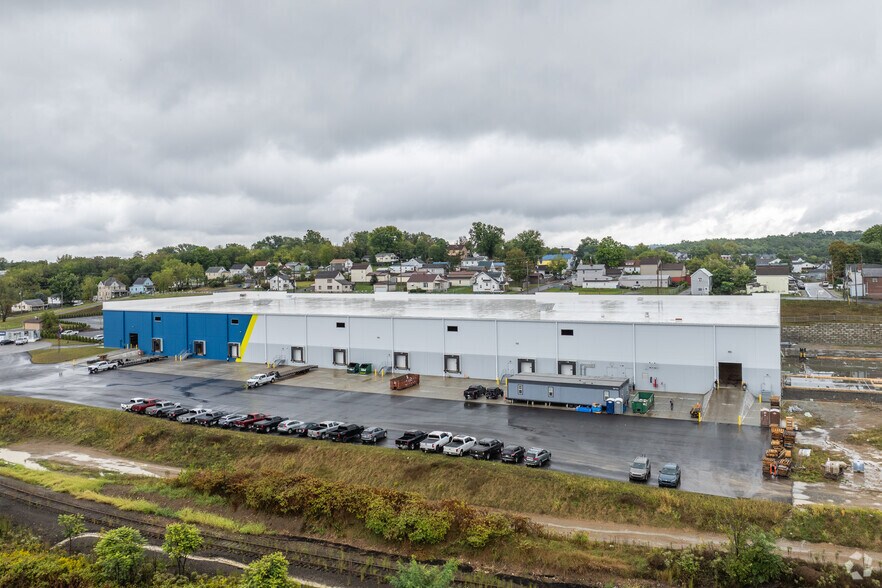 More Photos Of 55 Hickory St, Washington Warehouse For Lease