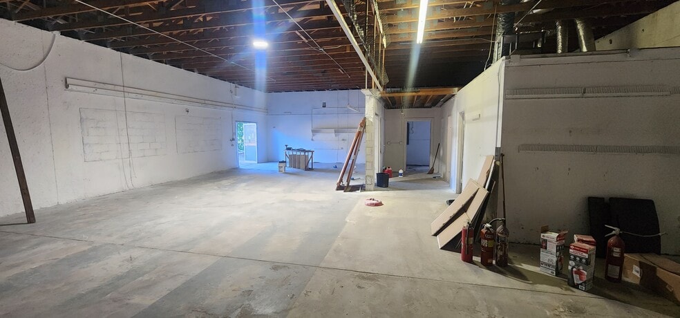 More Photos Of 284 S Center St, Pierson Auto Repair For Lease