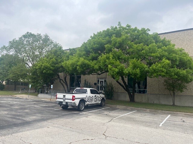 More Photos Of 10420 Metric Blvd, Austin Warehouse For Lease