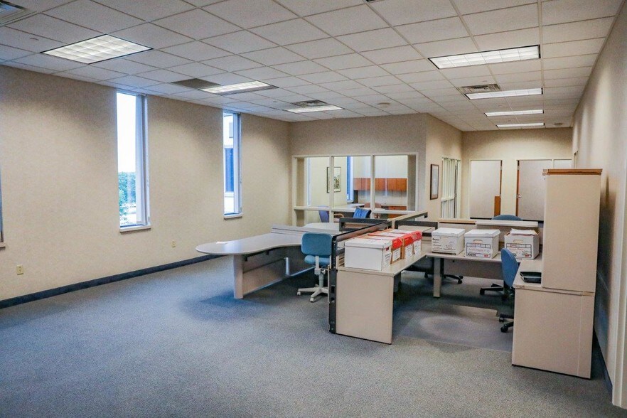 More Photos Of 1605 Heritage Dr, Northfield Office For Lease