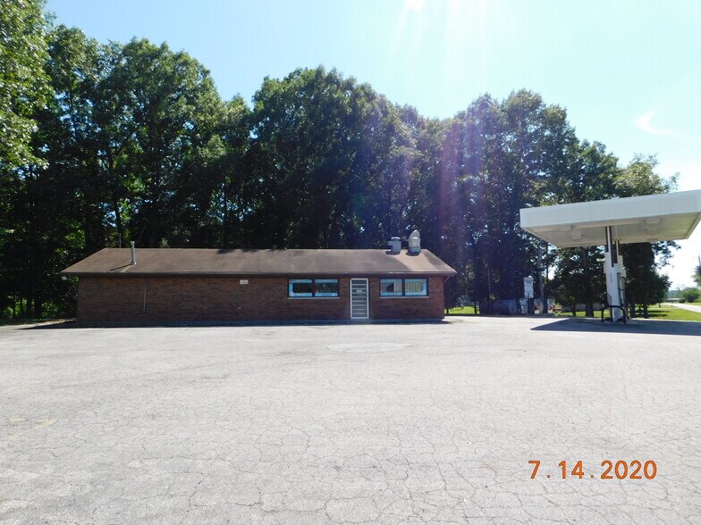 More Photos Of 372 W Vincennes Trl, Pekin Specialty For Sale