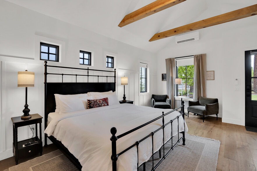 More Photos Of 560 E Main Ave, Sisters Hotel For Sale