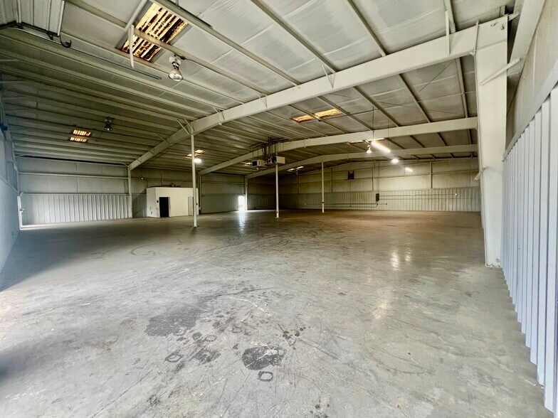 More Photos Of 3123 Cedar Park, Greensboro Warehouse For Lease