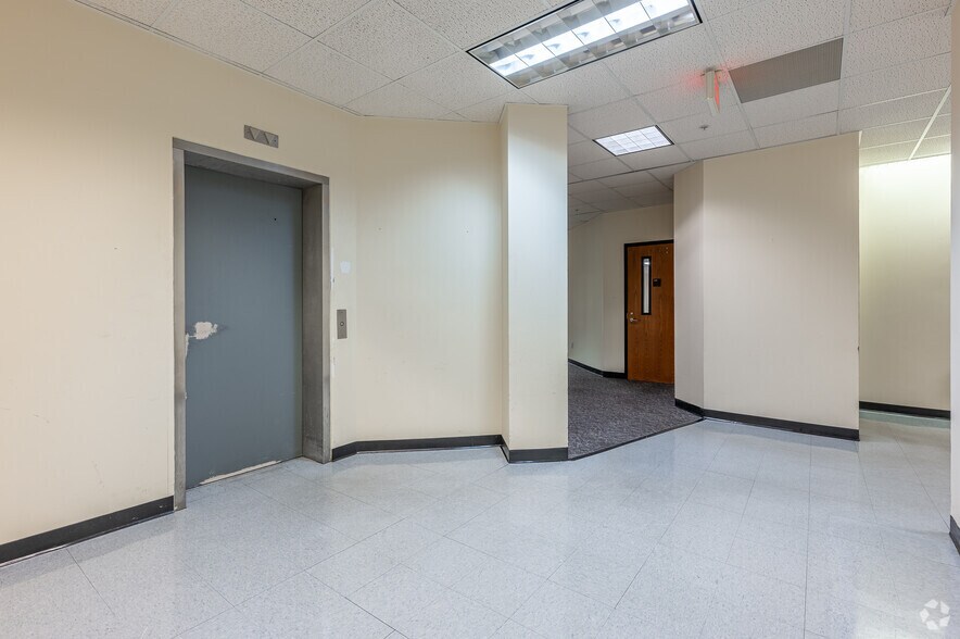 More Photos Of 325 S Fairground St, Marietta Office For Sale