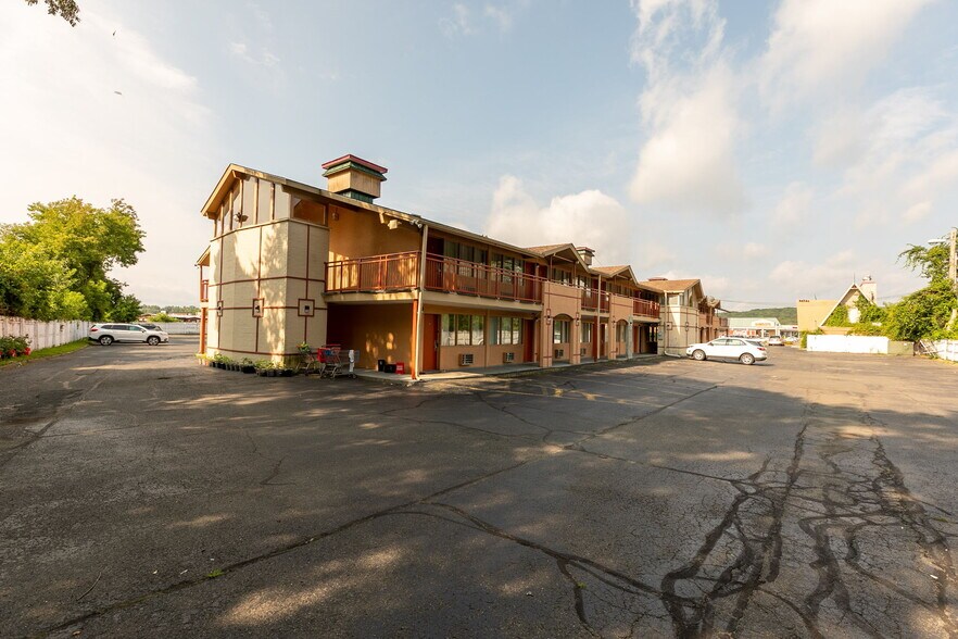 More Photos Of 16 Cheshire Rd, Pittsfield Hotel For Sale