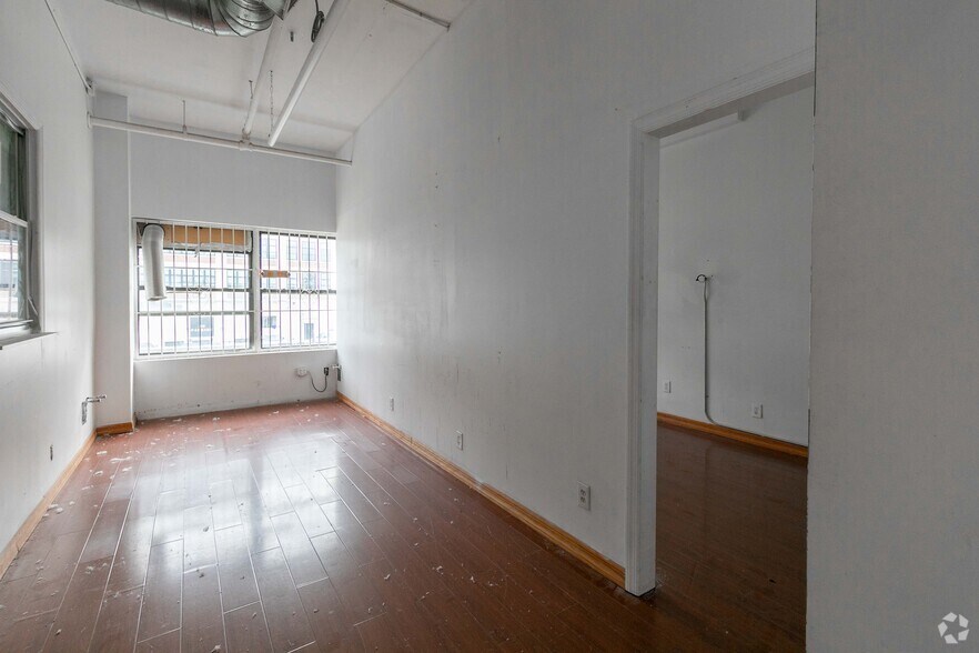 More Photos Of 47-09 30th St, Long Island City Light Manufacturing For Lease