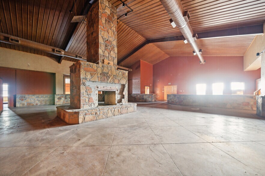 More Photos Of 410 S Interstate 35, Pearsall Storefront Retail Office For Lease