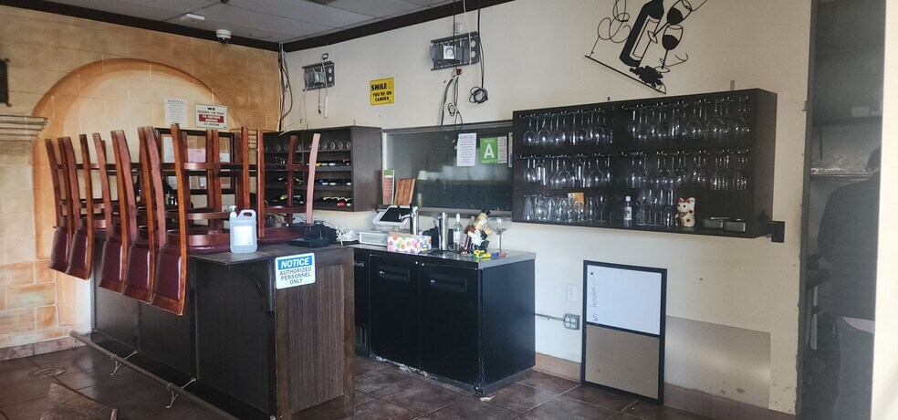 More Photos Of 15705-15717 Vanowen St, Van Nuys Unknown For Lease