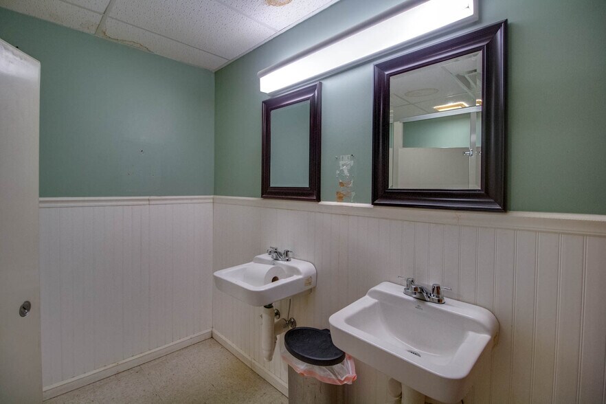 More Photos Of 201 McCausland St, Carlinville General Retail For Sale