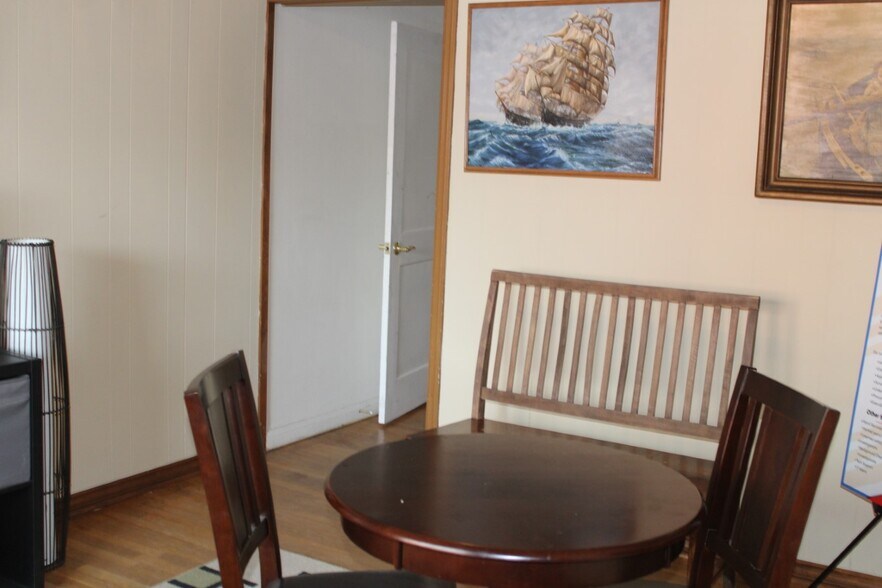 More Photos Of 867 High St, Worthington Office For Lease