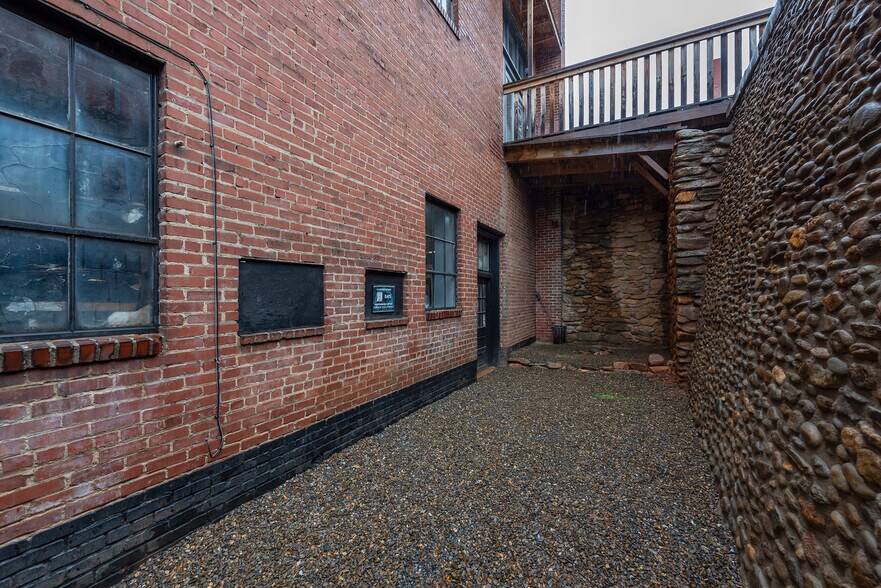More Photos Of 34 N Logan St, Marion General Retail For Lease