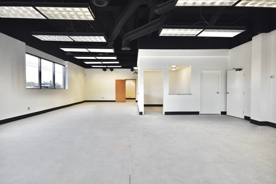 More Photos Of 55 SE Main St, Portland Warehouse For Lease