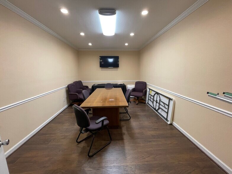 More Photos Of 941 Norfolk Sq, Norfolk Manufacturing For Lease