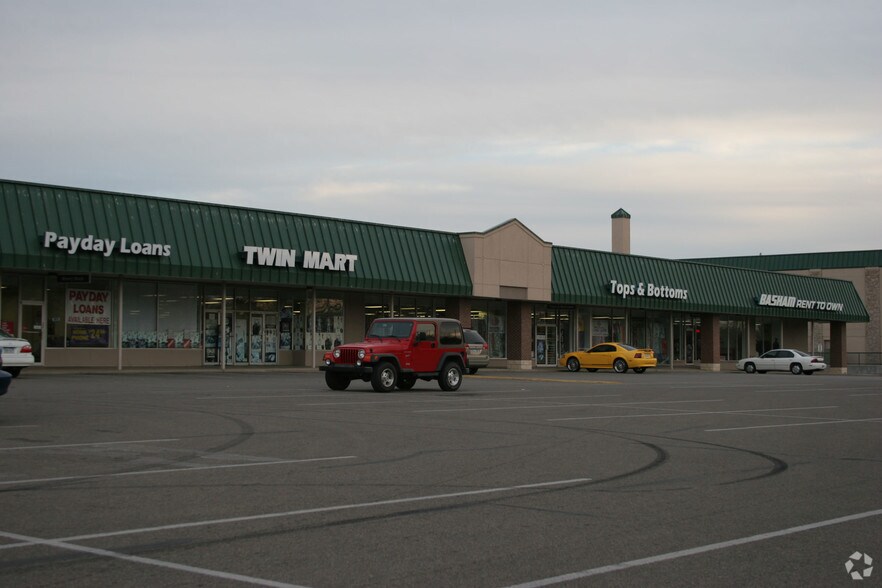 More Photos Of 910-980 S Oliver St, Wichita Storefront For Lease