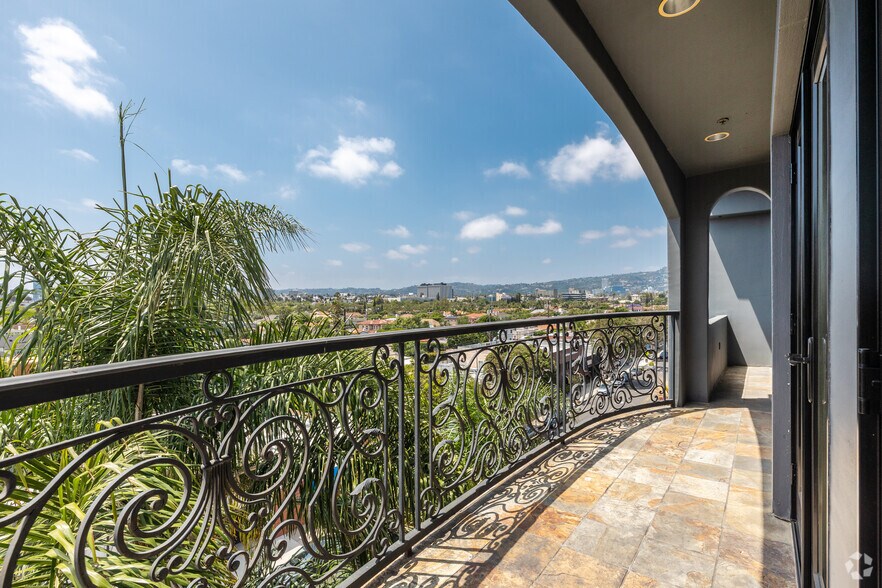 More Photos Of 930 S Robertson Blvd, Los Angeles Apartments For Lease