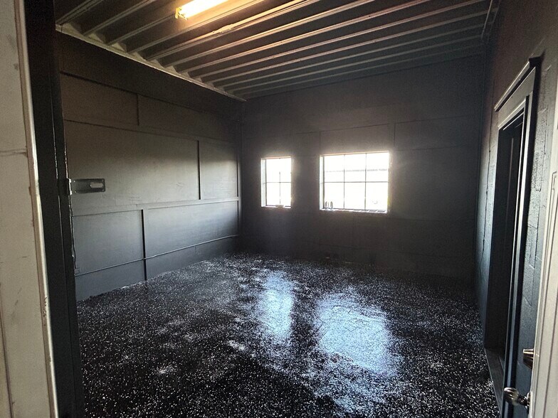 More Photos Of 1402 S 15th St, Louisville Light Distribution For Sale