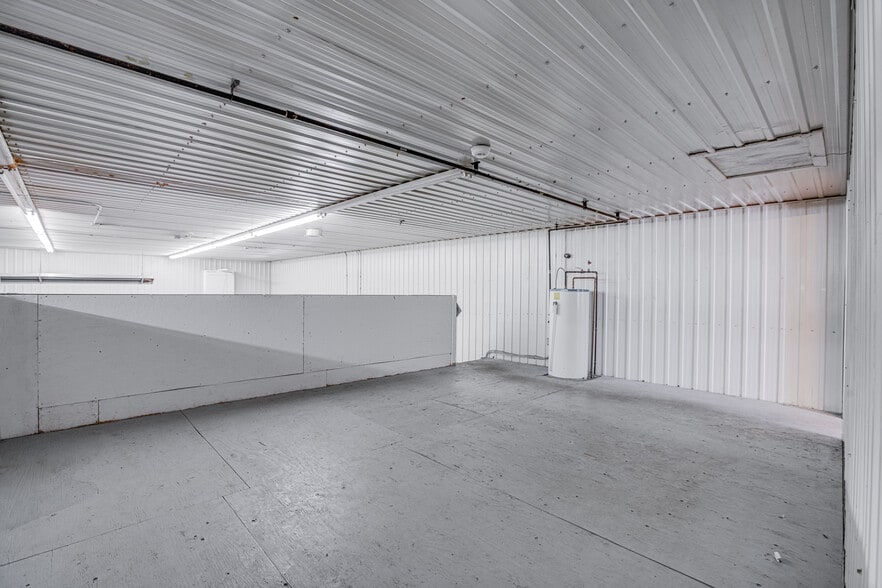 More Photos Of 19 Terry Fox Dr, Vankleek Hill Manufacturing For Sale