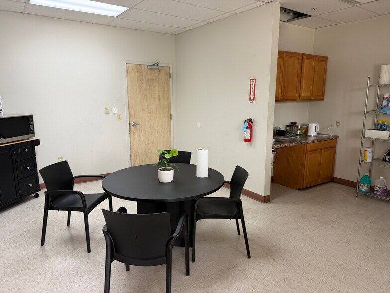 More Photos Of 445 Pan American Dr, El Paso Warehouse For Lease