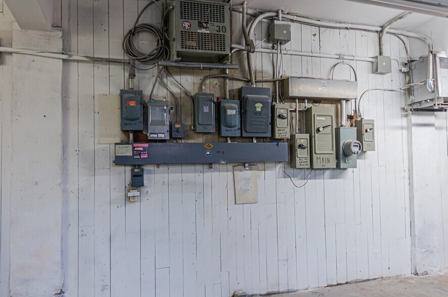 More Photos Of 151 Brock St N, Whitby Warehouse For Lease