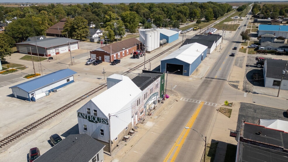 More Photos Of 126 S Main St, Gilman Showroom For Sale