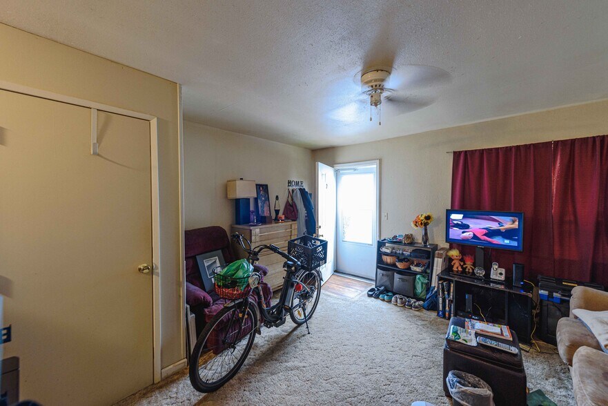 More Photos Of 562 Newmark St, Coos Bay Storefront For Sale