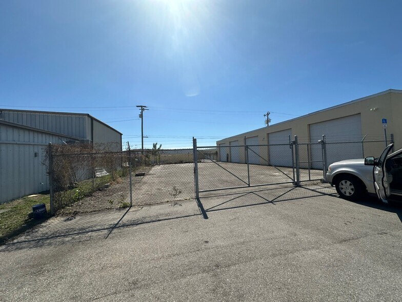 More Photos Of 1002 SE 9th St, Cape Coral Service For Lease