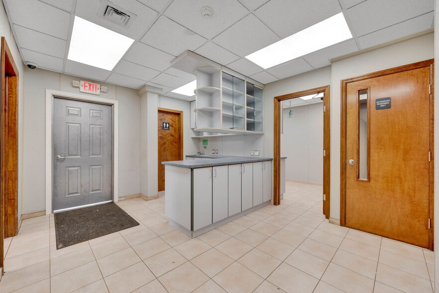 More Photos Of 73 W Merrick Rd, Valley Stream Veterinarian Kennel For Sale