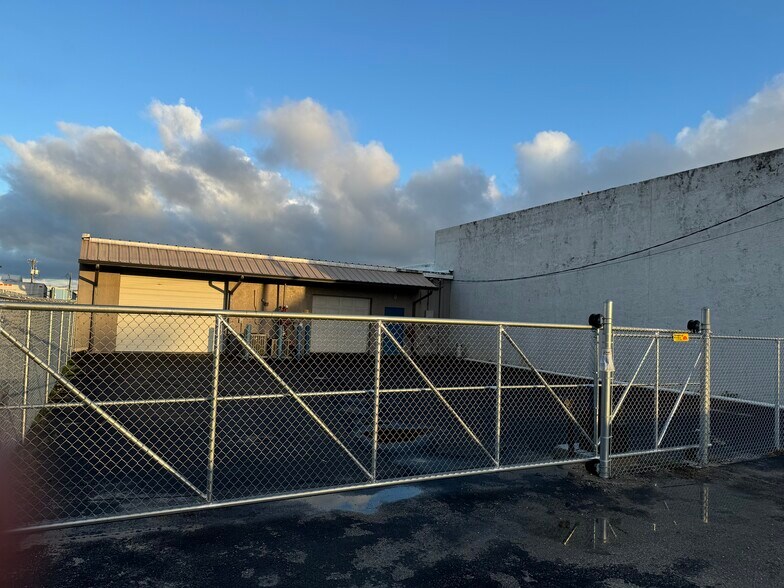 More Photos Of 921 SE 15th Ave, Cape Coral Industrial For Sale