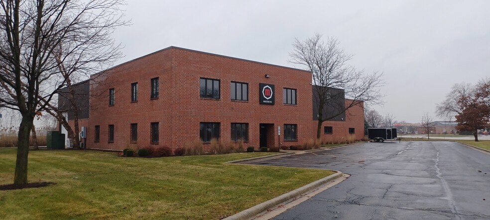 More Photos Of 1300 W Washington St, West Chicago Warehouse For Lease