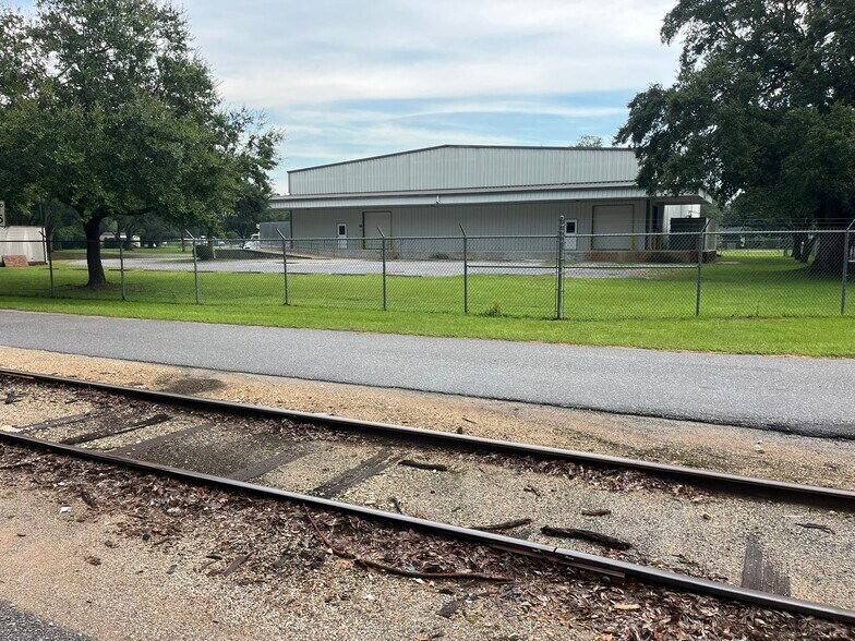 More Photos Of 2400 W Herman St, Pensacola Warehouse For Sale