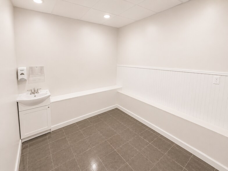 More Photos Of 238 Beach 20th St, Far Rockaway Medical For Lease