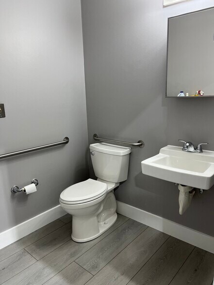 More Photos Of 735 Branch Dr, Alpharetta Flex For Lease
