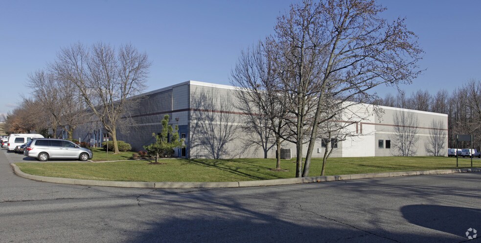 More Photos Of 95 Newfield Ave, Edison Light Distribution For Lease