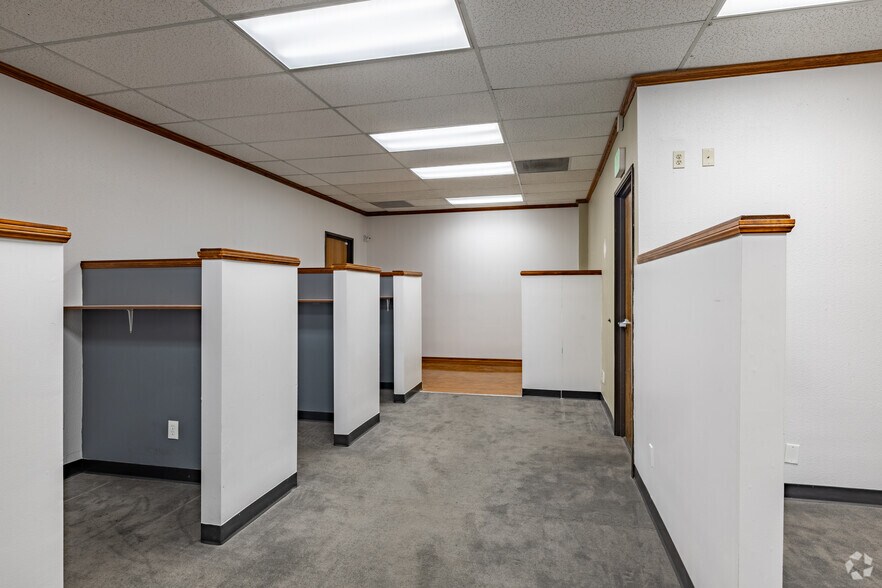 More Photos Of 15650 Devonshire St, Granada Hills Office For Lease