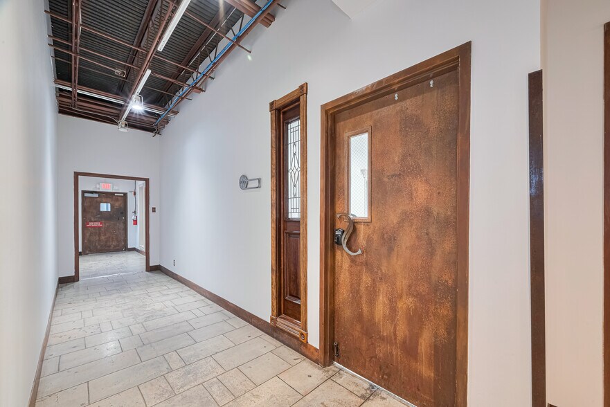 More Photos Of 1920 N Memorial Way, Houston Loft Creative Space For Lease