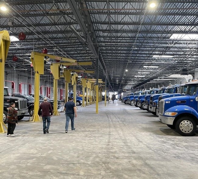 More Photos Of 6800 S Interstate Highway 45, Wilmer Showroom For Lease