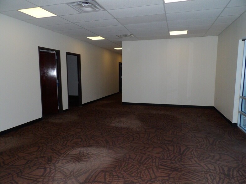 More Photos Of 11500 Pellicano Dr, El Paso Showroom For Lease