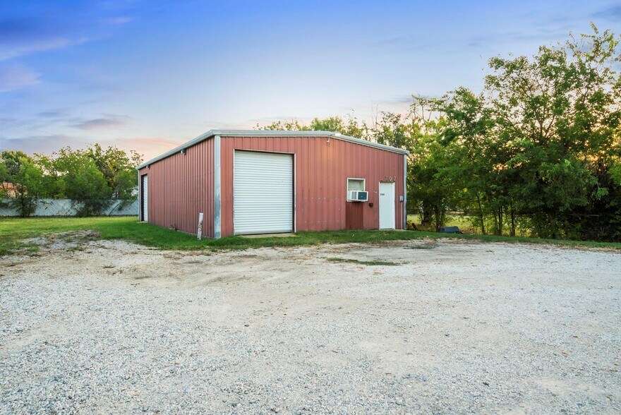 More Photos Of 2105 NE 2nd St, Mineral Wells Warehouse For Sale