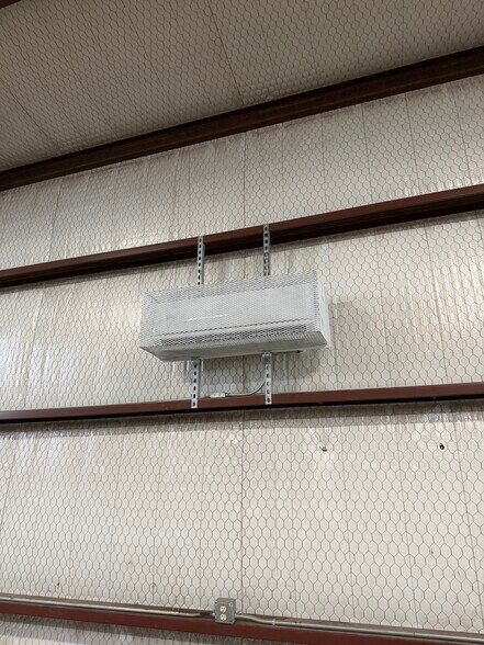 More Photos Of 911 S Main St, Seminole Warehouse For Lease