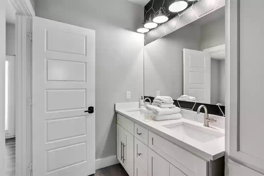 More Photos Of 4911 Alton Ave, Dallas Multifamily For Sale