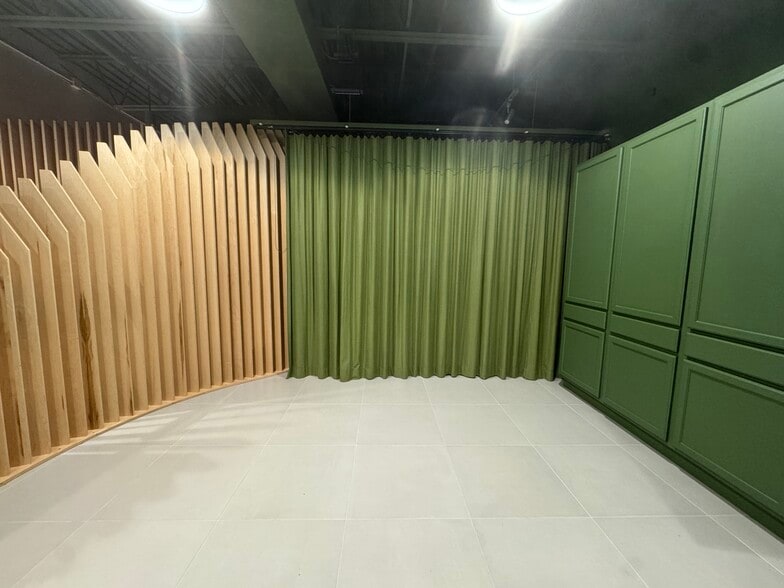 More Photos Of 9421 Mission Rd, Leawood General Retail For Lease