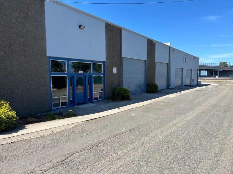 More Photos Of 1305 W 17th St, Vancouver Distribution For Sale