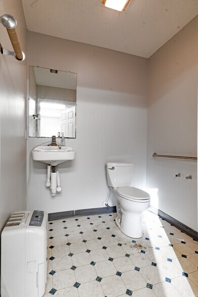More Photos Of 1700 W 5th North St, Summerville Flex For Sale