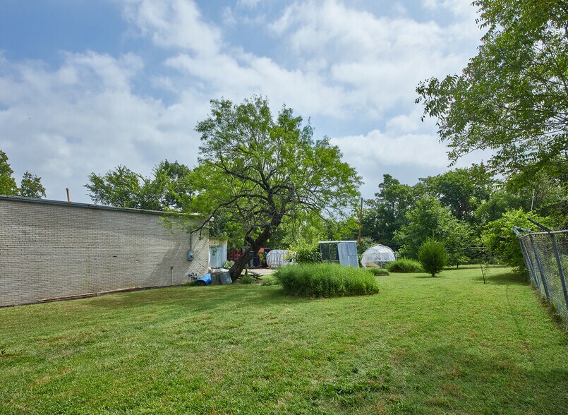 More Photos Of 2003 Brundrette, Dallas Warehouse For Lease